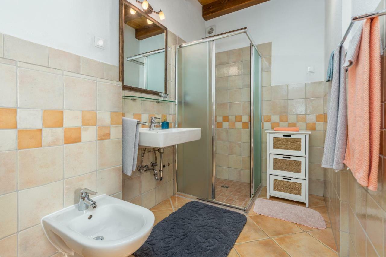 Apartmán Dvor Strica Grge Kaštelir Exteriér fotografie