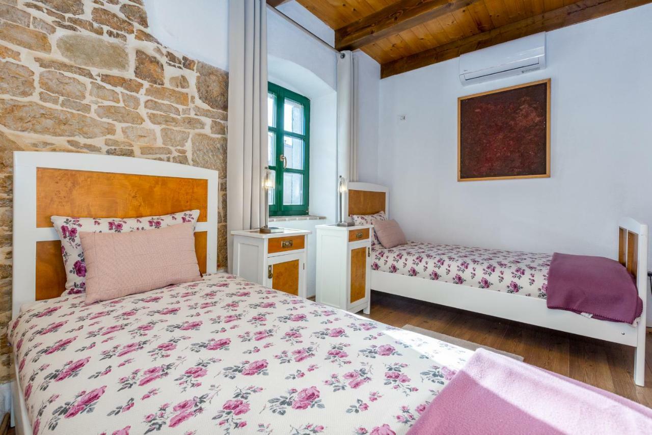 Apartmán Dvor Strica Grge Kaštelir Exteriér fotografie