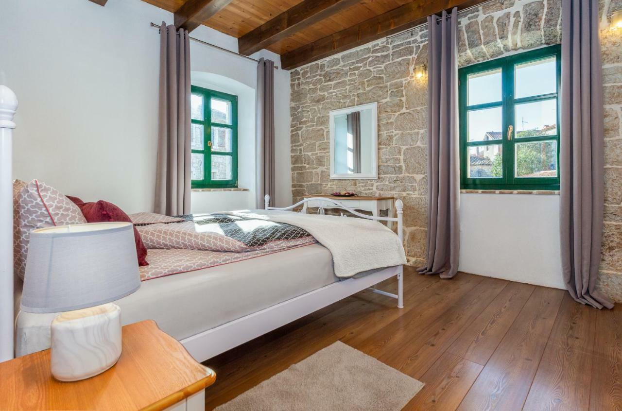 Apartmán Dvor Strica Grge Kaštelir Exteriér fotografie